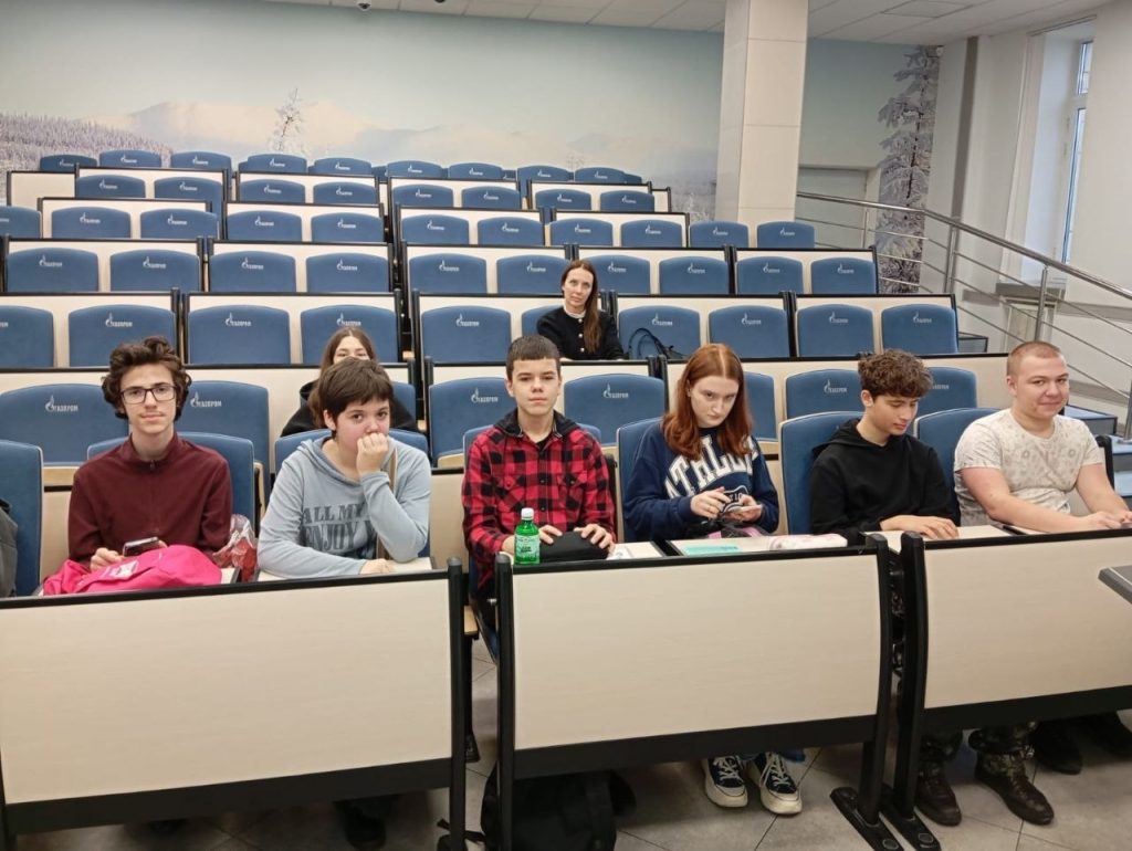 Ученики школы №998 побывали в Российском государственном университете нефти и газа имени Ивана Губкина. Фото: страница школы №1257 в социальных сетях