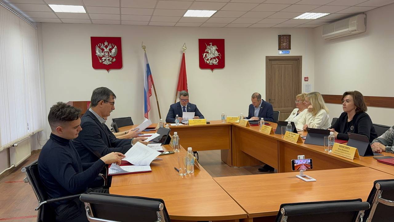 Глава МО Братеево провел внеочередное заседание депутатов — фото и видеорепортаж. Фото: Анастасия Сёмина, «Вечерняя Москва»