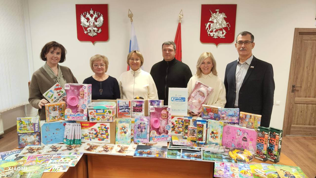 Директор школы №1998 «Лукоморье» приняла участие в благотворительной акции. Фото: Telegram-канал директора школы №1998 «Лукоморье» Ольги Белоусовой