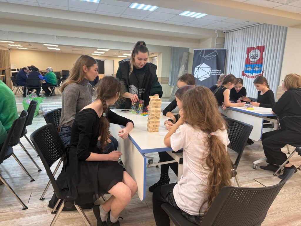 Молодые парламентарии приняли участие в игротеке КЦ «Братеево». Фото: страница Молодежной палаты района Братеево в социальных сетях