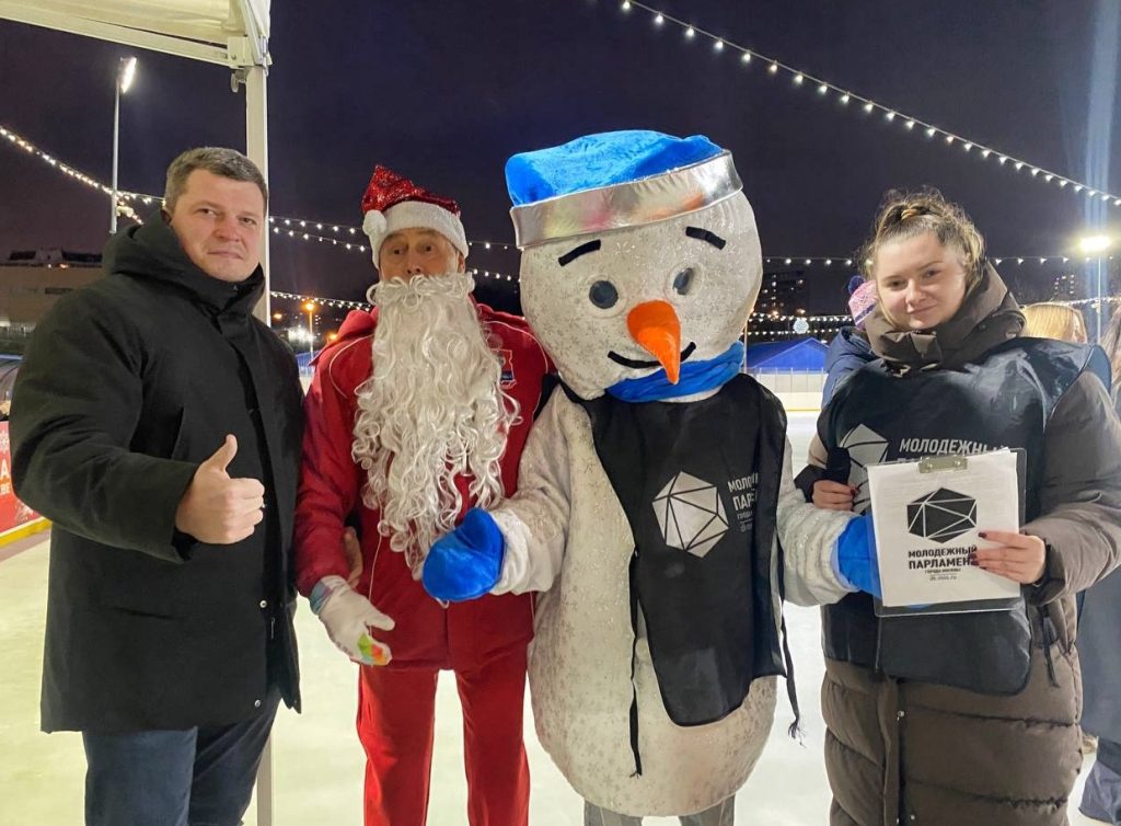 Представители МП района Братеева приняли участие в открытии катка. Фото: страница Молодежной Палаты района Братеево в социальных сетях