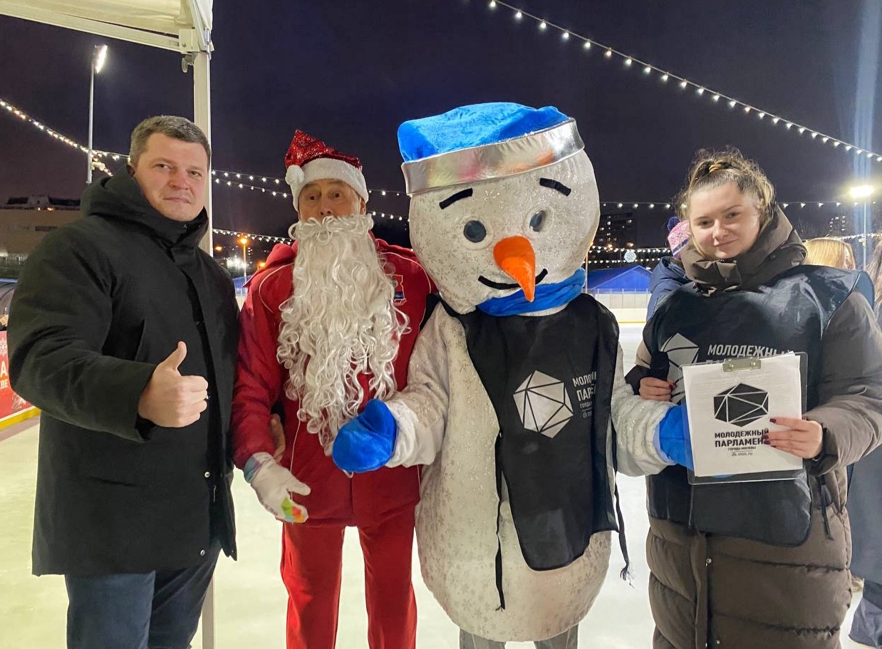 Представители МП района Братеева приняли участие в открытии катка. Фото: страница Молодежной Палаты района Братеево в социальных сетях