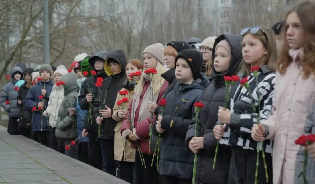 Ученики школы №1998 «Лукоморье» приняли участие в мемориально-патронатной акции. Фото: Telegram-канал школы №1998 «Лукоморье».