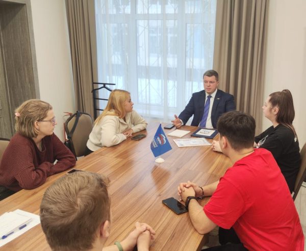 Антон Власенко встретился с молодежью района. Фото: Telegram-канал Антона Власенко