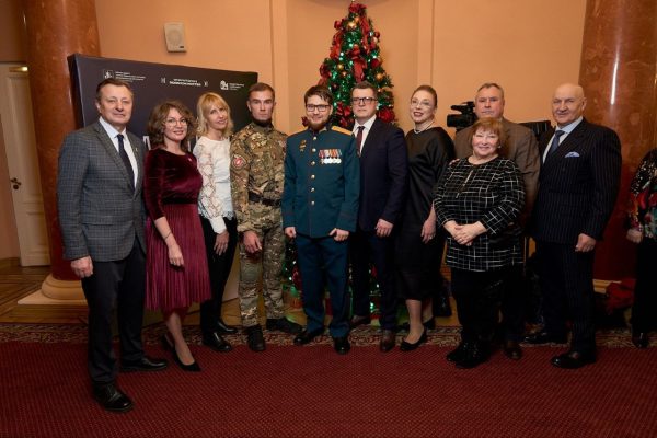 Антон Власенко посетил финальный концерт творческого фестиваля «Защитники Отечества». Фото: Telegram-канал Антона Власенко