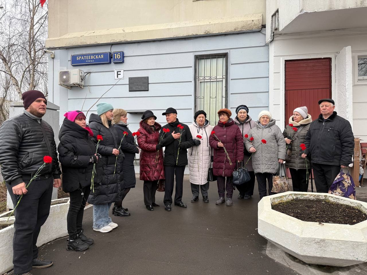 Жители Братеева приняли участие в мемориально-патронатных акциях. Фото: страница Объединения культурных и досуговых центров Южного административного округа районов Братеево и Зябликово в социальных сетях