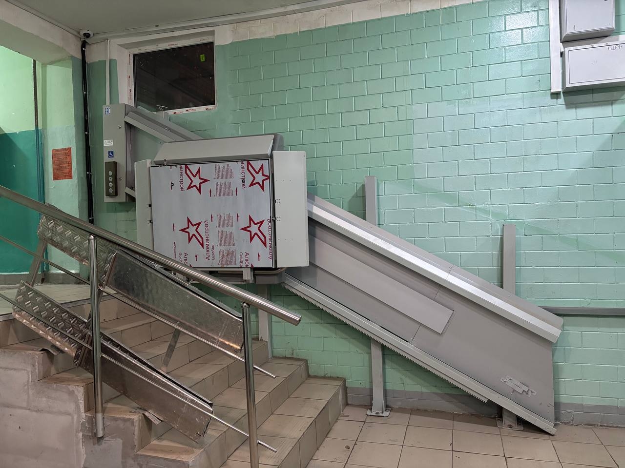 Специалисты установили подъемные платформы в районе Братеево. Фото: страница управы района Братеево в социальных сетях