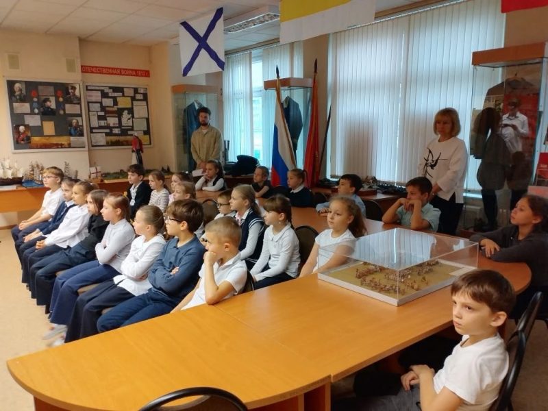 Ученики школы №1034 имени Героя Советского Союза Вячеслава Маркина встретились с представителями Совета Ветеранов. Фото: страница школы №1034 имени Героя Советского Союза Вячеслава Маркина в социальных сетях