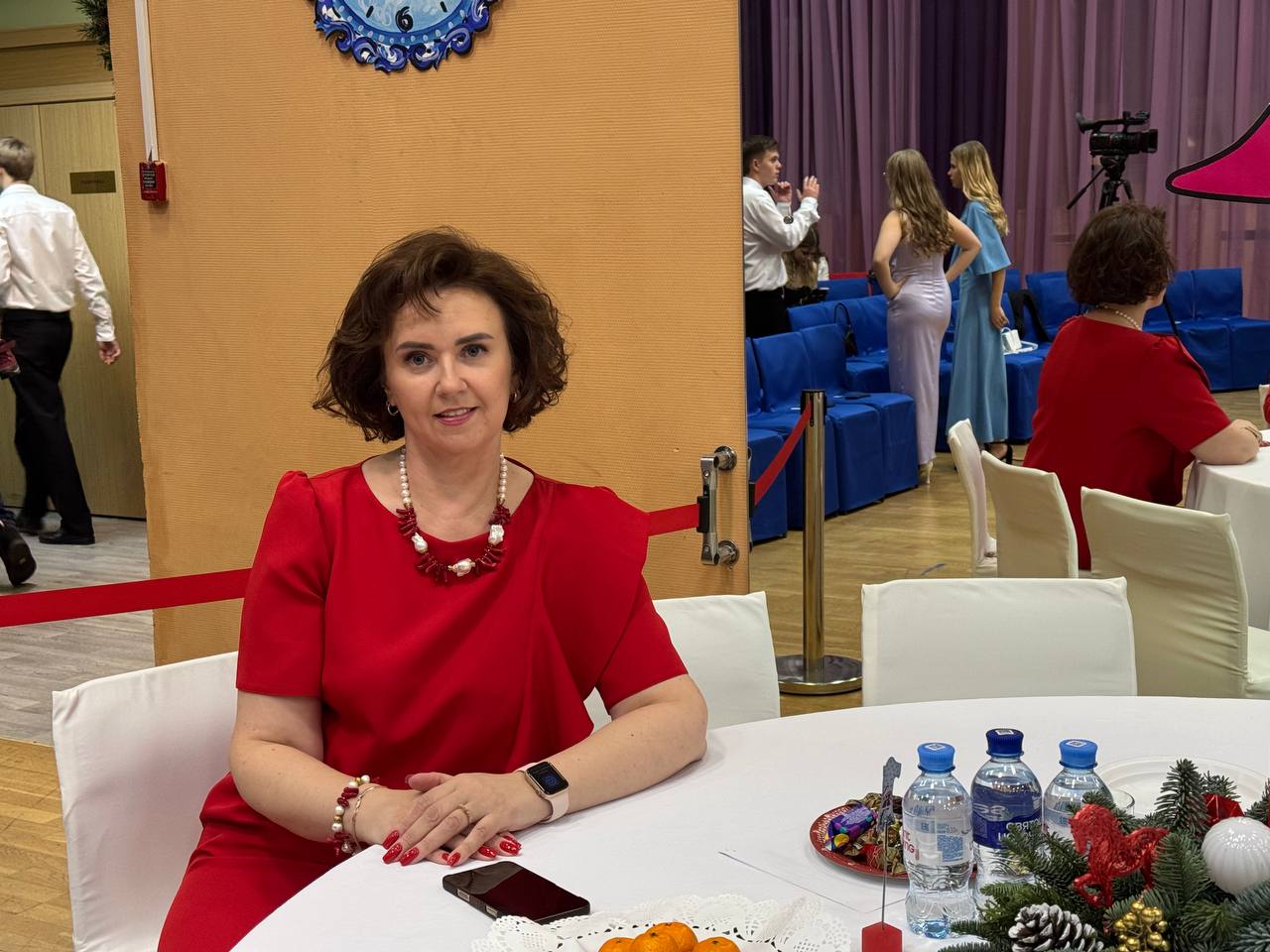 Ольга Белоусова приняла участие на балу в школе №1998. Фото: Анастасия Сёмина, «Вечерняя Москва»