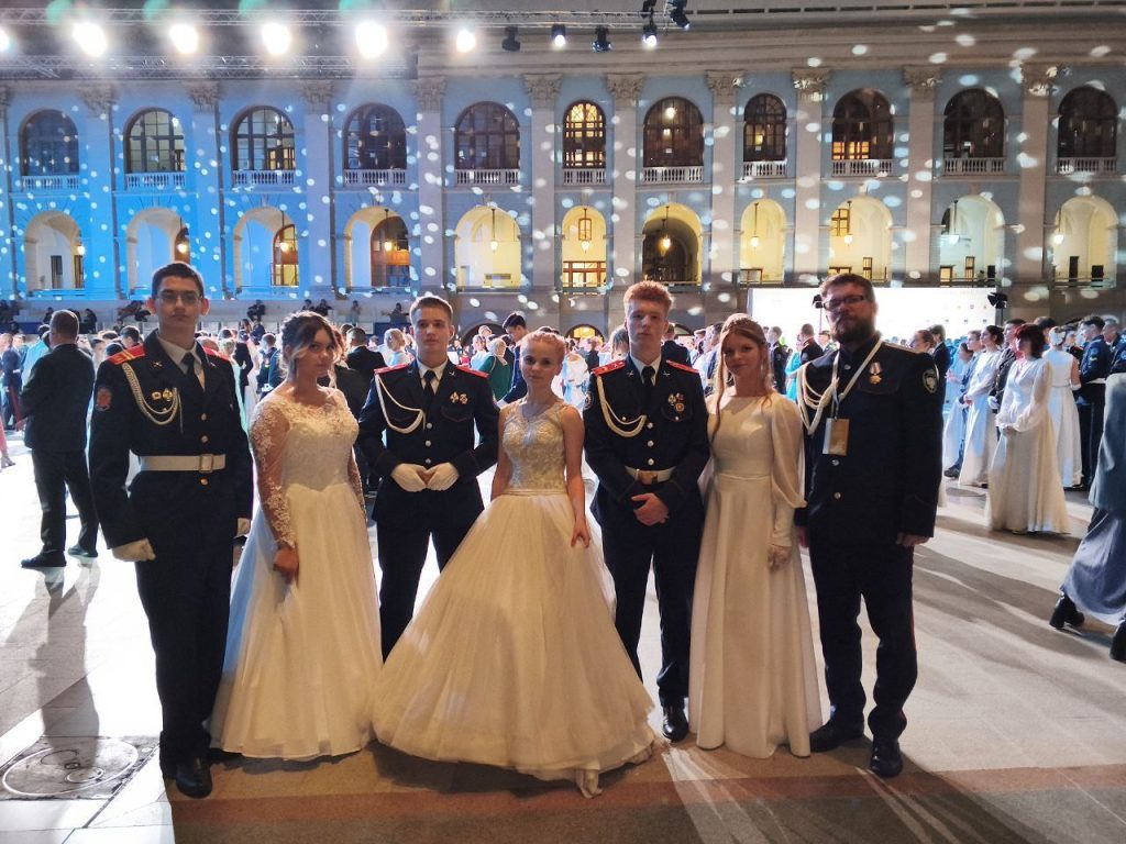 Ученики школы №998 приняли участие в Кремлевском балу. Фото: Telegram-канал школы №998