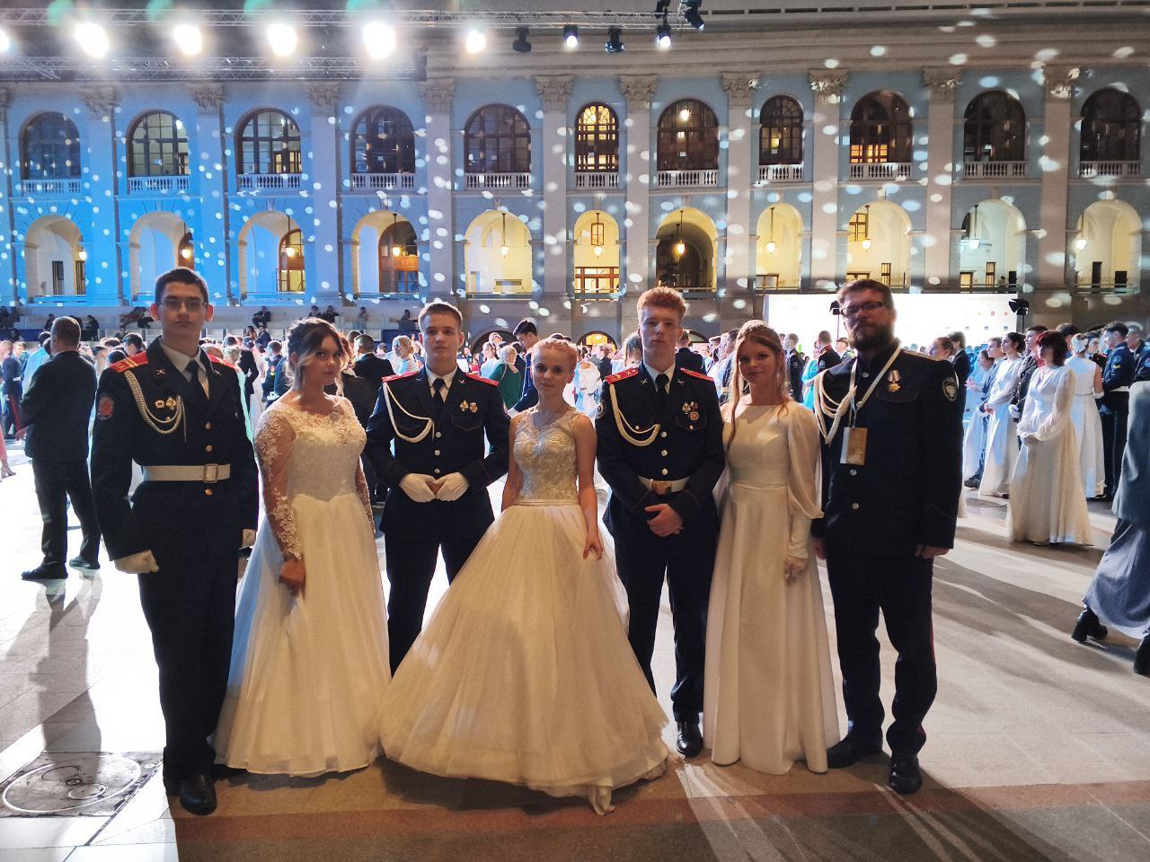 Ученики школы №998 приняли участие в Кремлевском балу. Фото: Telegram-канал школы №998