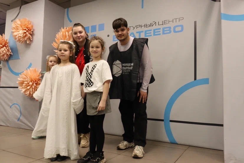 Молодые парламентарии помогли провести концерт в честь Дня матери в Братееве. Фото: страница Молодежной Палаты района Братеево в социальных сетях
