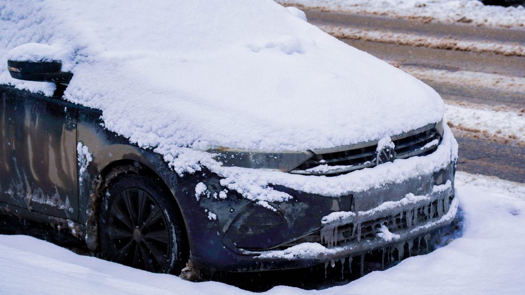 Представители управы района Братеево подвели итоги работы по поиску брошенных машин. Фото: Ксения Догонашева, «Вечерняя Москва»