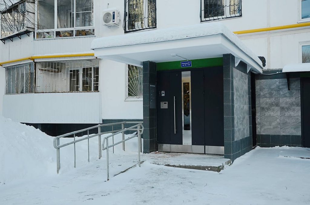 Специалисты проведут ремонт подъездов в районе Братеево в 2026 году. Фото: Анна Быкова, «Вечерняя Москва»