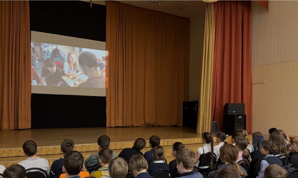 Ученики школы №1998 «Лукоморье» познакомились с российскими спортивными документальными фильмами. Фото: страница школы №1998 «Лукоморье» в социальных сетях 