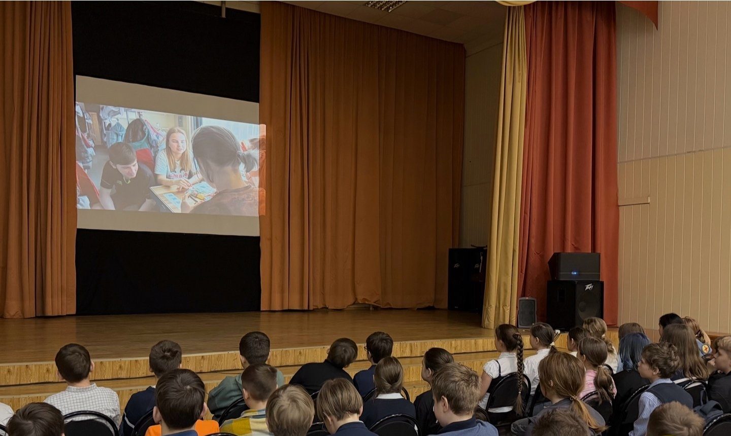 Ученики школы №1998 «Лукоморье» познакомились с российскими спортивными документальными фильмами. Фото: страница школы №1998 «Лукоморье» в социальных сетях