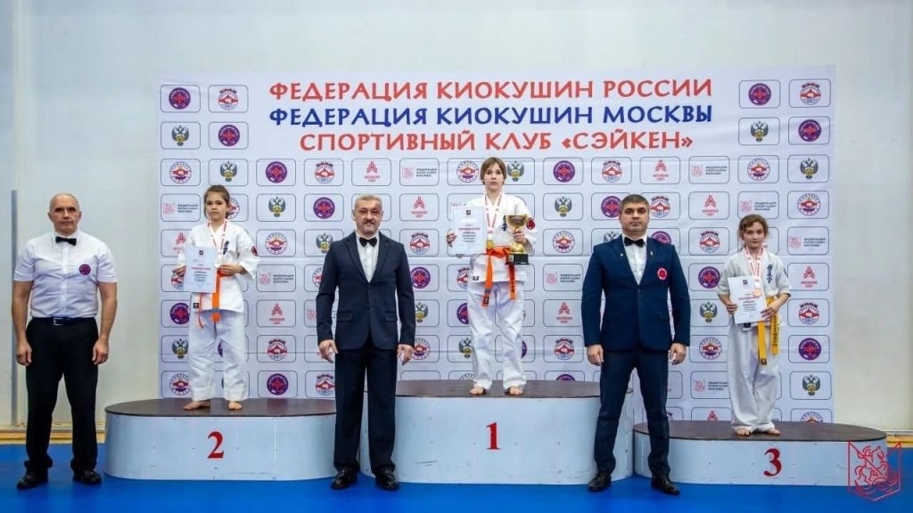 Ученица школы №998 победила в соревнованиях по киокушинкай. Фото: страница школы №998 в социальных сетях