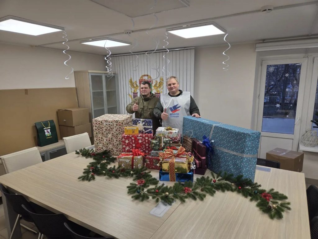 Антон Власенко принял участие в сборах подарков для детей. Фото: Telegram-канал Антона Власенко