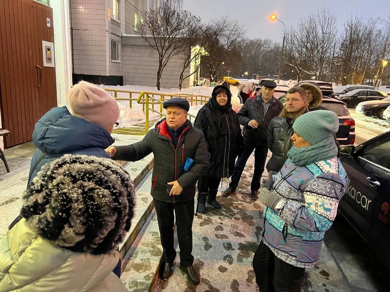 Антон Власенко принял участие в очередном обходе территории района. Фото: Telegram-канал Антона Власенко