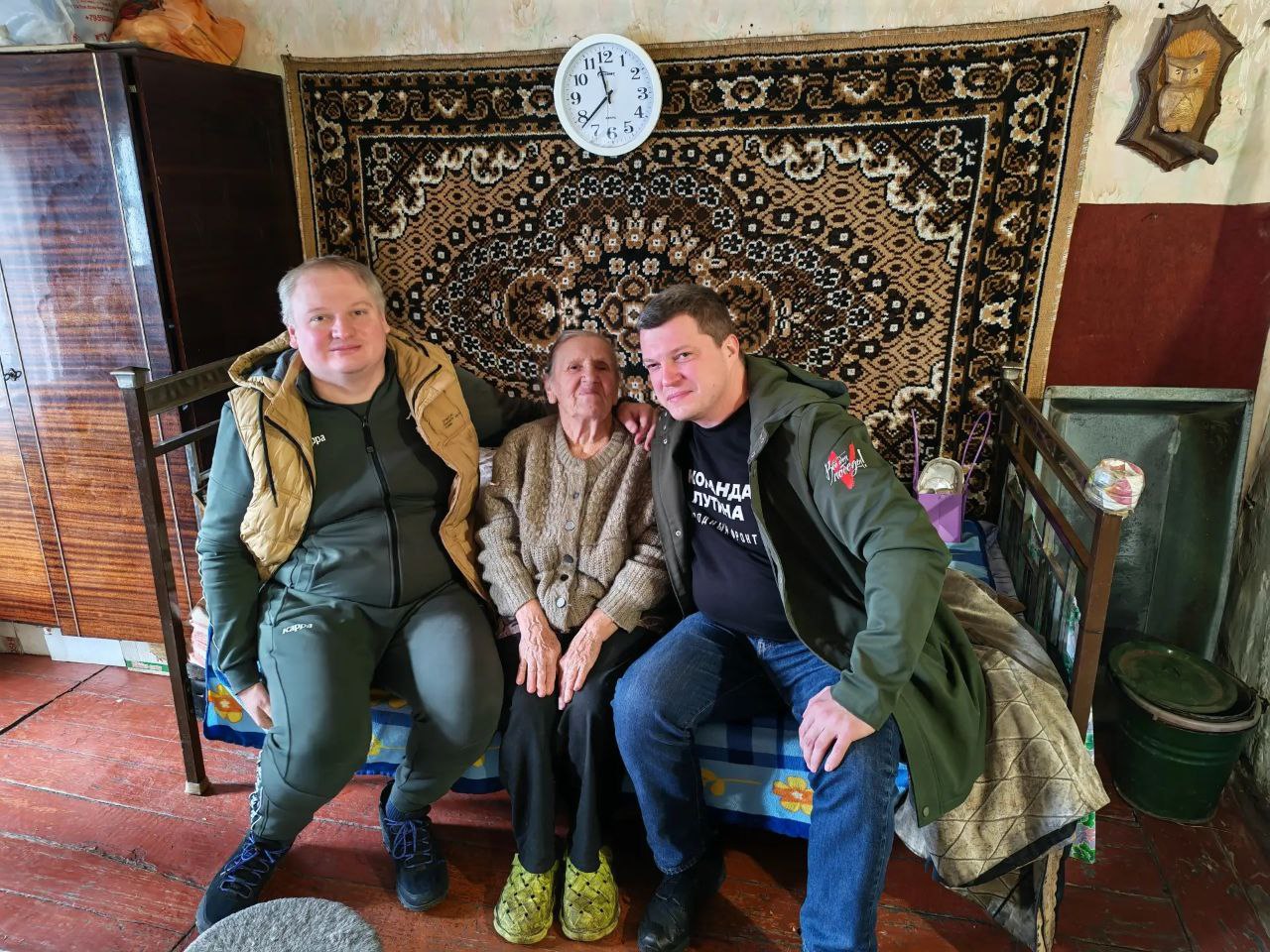 Антон Власенко навесил пенсионерку — Лидию Васильевну. Фото: Telegram-канал Антона Власенко