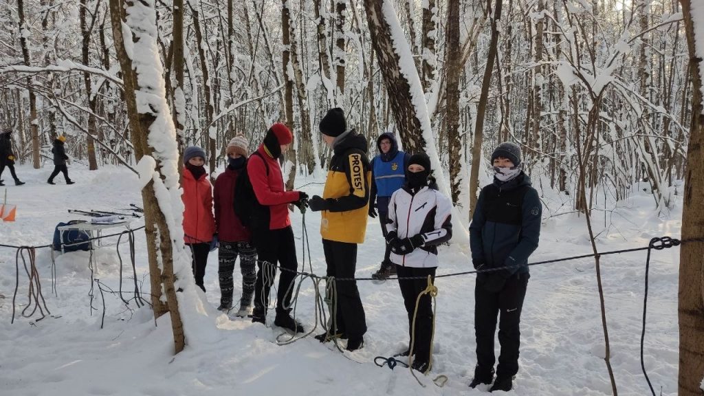 Команда турклуба школы №1034 одержала победу на соревнованиях по лыжному туризму. Фото: страница школы №1034 в социальных сетях