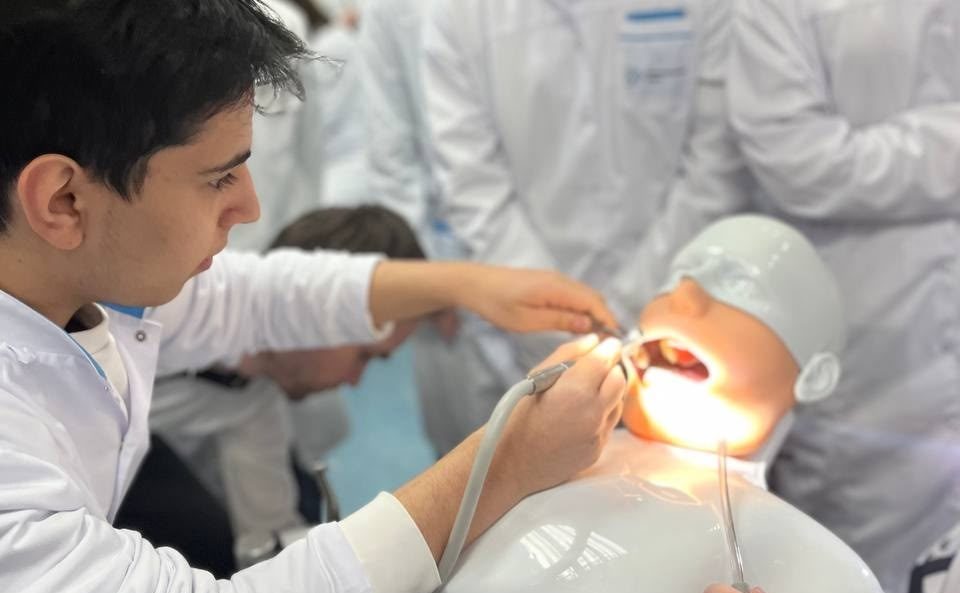 Ученики школы №1034 познакомились с профессией медика. Фото: страница школы №1034  в социальных сетях