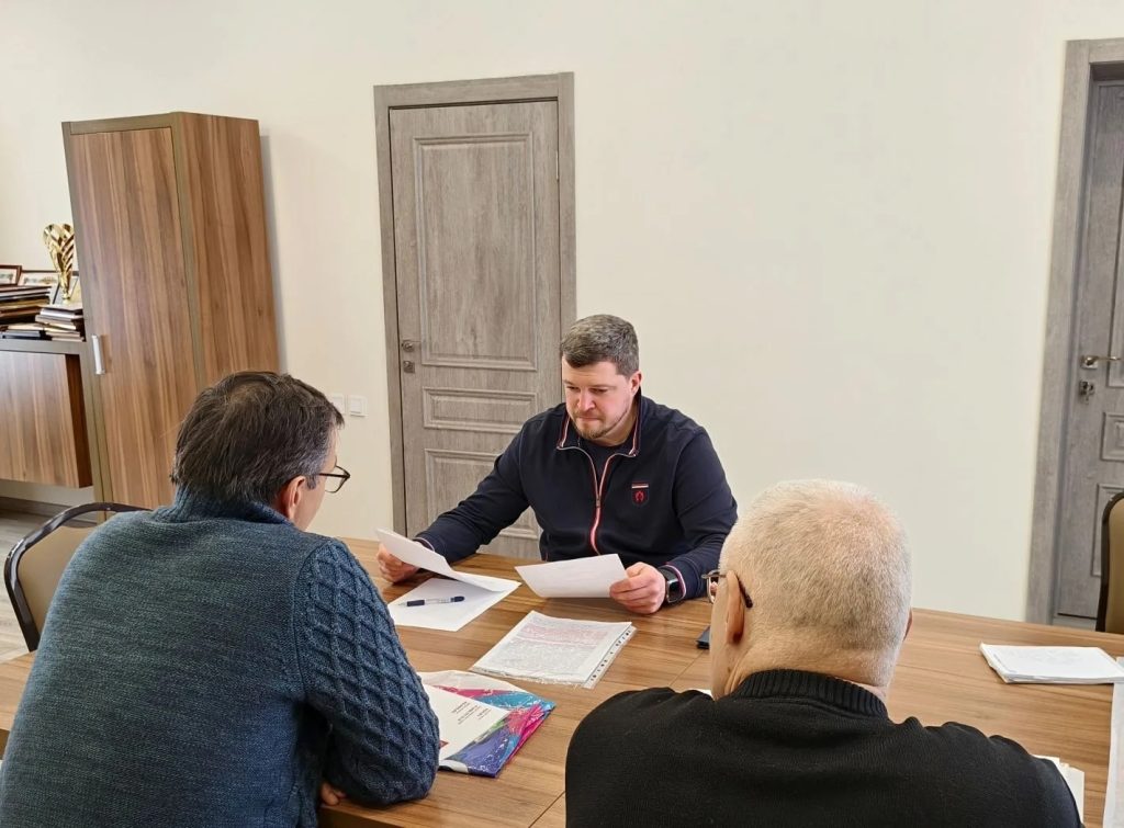 Антон Власенко провел личный прием граждан. Фото: страница Антона Власенко в социальных сетях