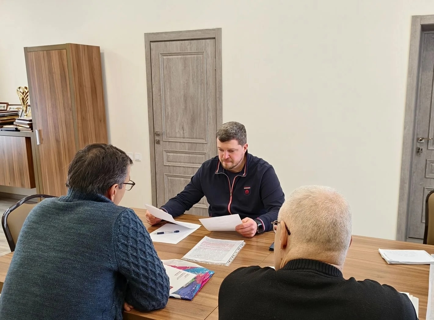 Антон Власенко провел личный прием граждан. Фото: страница Антона Власенко в социальных сетях