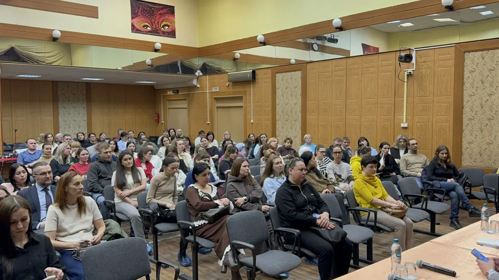 Ольга Белоусова рассказала о родительском собрании для будущих пятиклассников — фото и видеорепортаж. Фото: Анастасия Сёмина, «Вечерняя Москва»