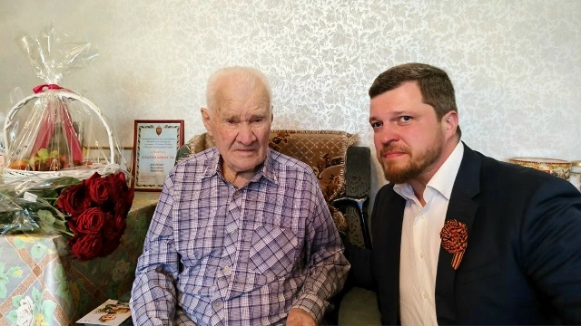 Антон Власенко навестил ветерана Великой Отечественной войны. Фото: страница Муниципального округа Братеево в социальных сетях