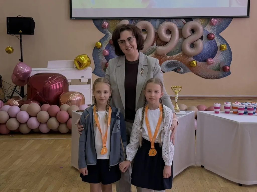 Ольга Белоусова посетила торжественные линейки для учеников 2-х, 3-х и 5-х классов. Фото: страница Ольги Белоусовой в социальных сетях