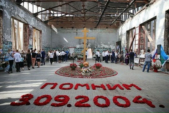 Антон Власенко присоединился к мемориальным мероприятиям, почтив память жертв Бесланского теракта 22-летней давности. Фото: страница Антона Власенко в социальных сетях